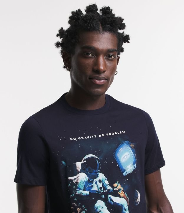 Camiseta Regular em Meia Malha com Estampa Astronauta Rest In Space Azul Escuro 4