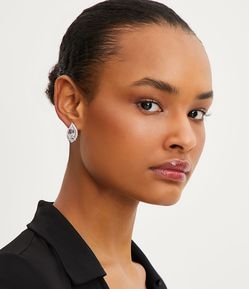 Brinco Pequeno em Formato de Gota com Zircônia e Strass