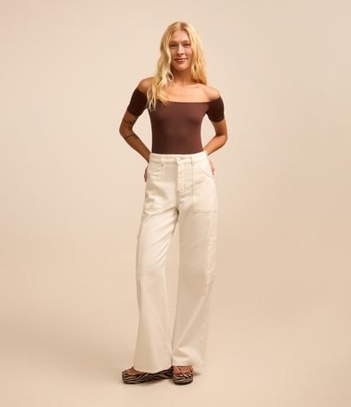 Calça Anos 90 em Sarja com Bolsos Laterais Calça Anos 90 em Sarja com Bolsos Laterais