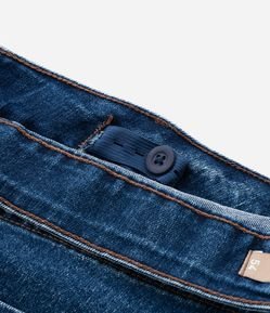 Calça Reta Jeans com Elastano e Regulagem Interna no Cós Curve & Plus Size
