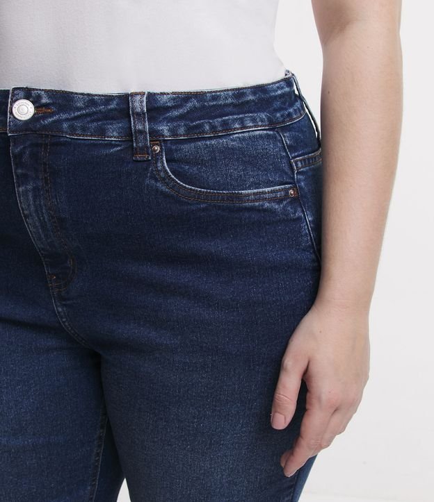 Calça Reta Jeans com Elastano e Regulagem Interna no Cós Curve & Plus Size Azul 4