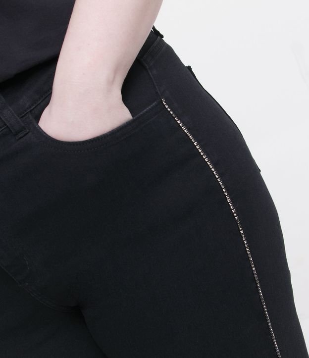 Calça Skinny Jeans com Aplicação de Strass na Lateral Curve & Plus Size Preto 4