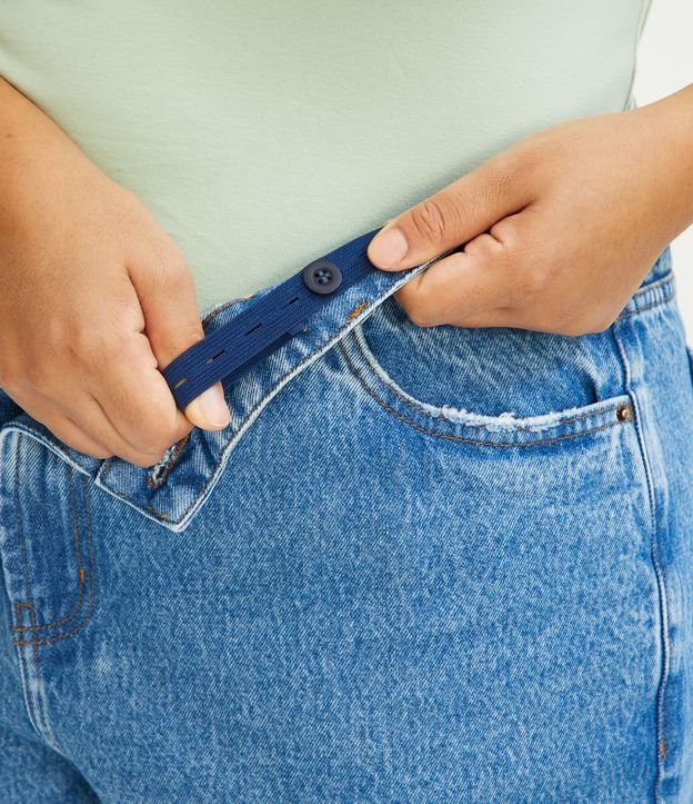 Calça Mom Jeans com Lavagem Marmorizada Curve & Plus Size Azul 4