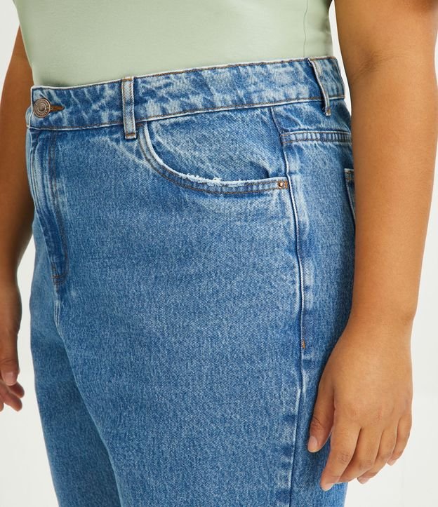 Calça Mom Jeans com Lavagem Marmorizada Curve & Plus Size Azul 5
