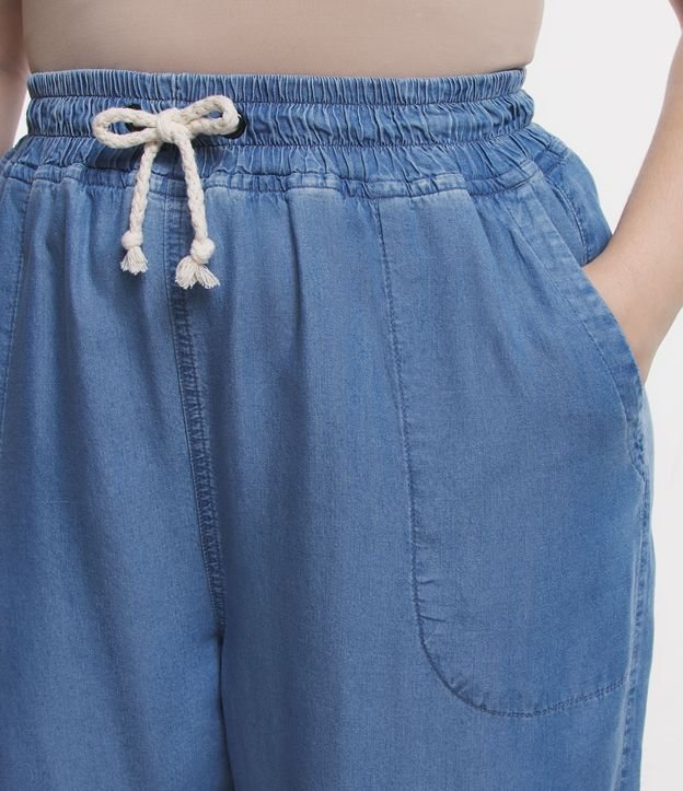 Calça Pantalona Jeans com Amarração no Cós Curve & Plus Size Azul 4