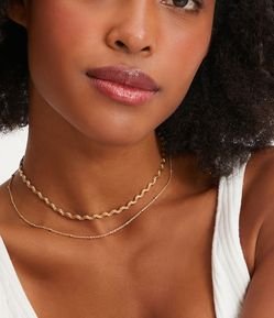 Colar de Camadas em Metal com Diferentes Formatos