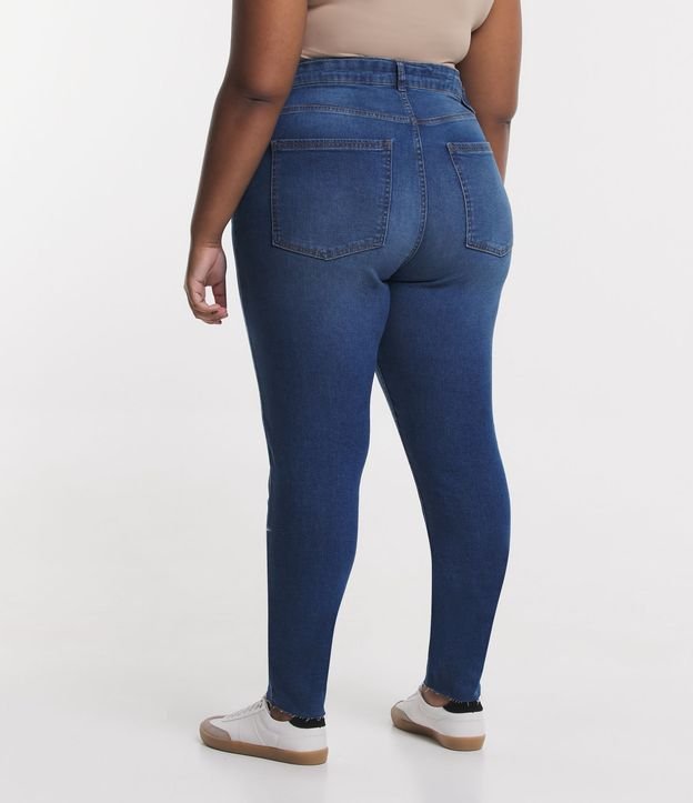 Calça Skinny Jeans com Detalhes Puídos e Barra a Fio Curve & Plus Size Azul 3