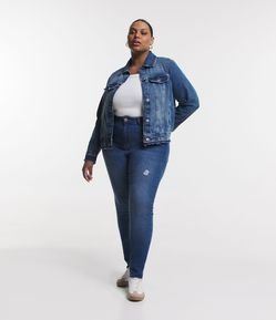 Calça Skinny Jeans com Detalhes Puídos e Barra a Fio Curve & Plus Size