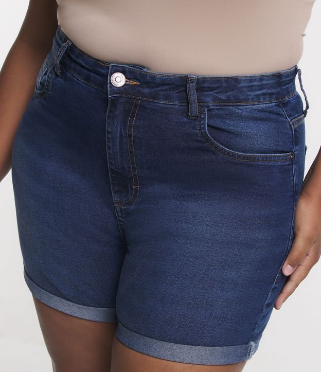 Short Hot Pants Jeans com Barra Dobrada Curve  & Plus Size Azul Escuro 4