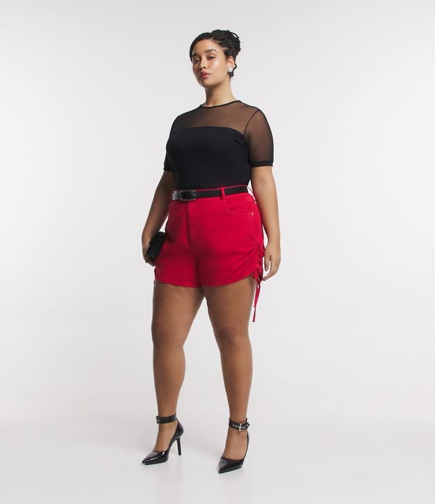 Short Mom en Sarga con Detalle Fruncido Lateral Curve Plus Size Rojo