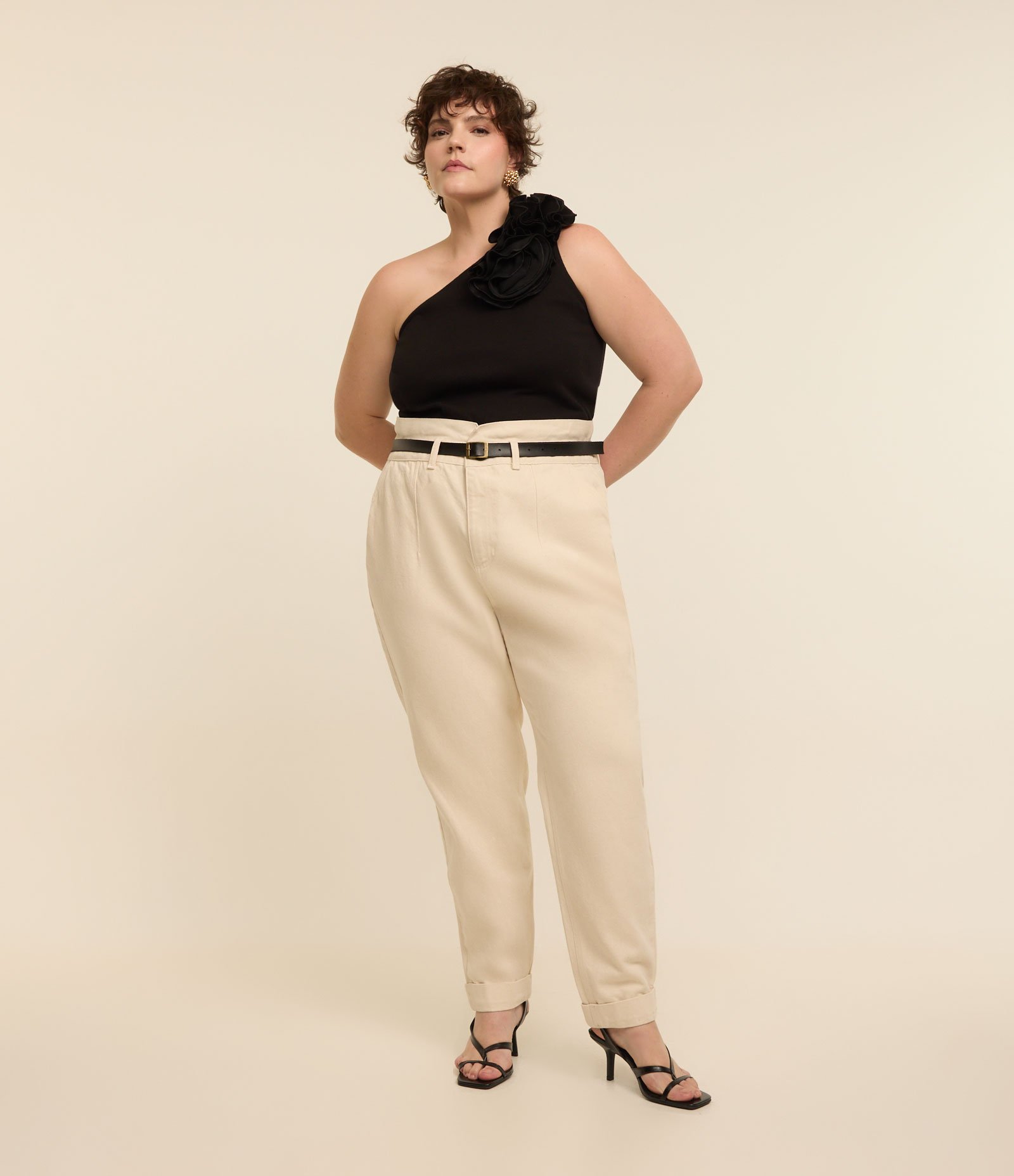 Calça Cenoura em Sarja com Cinto Curve & Plus Size Off White 1