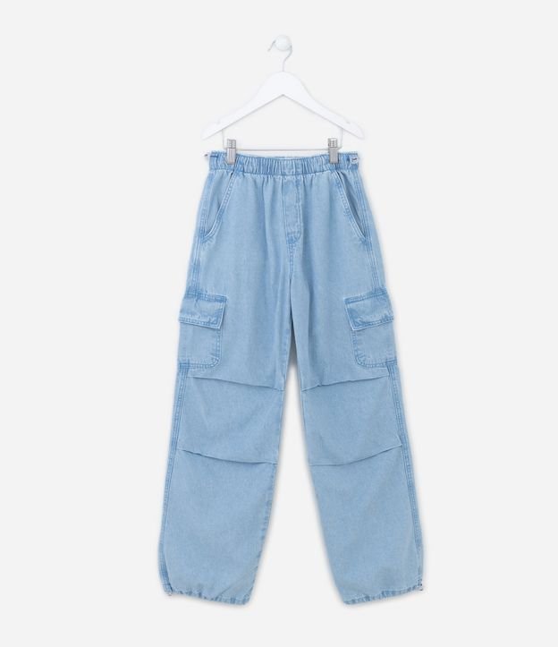 Calça Parachute Infantil Jeans com Pregas no Joelho e Bolso Cargo - Tam 5 a 14 anos