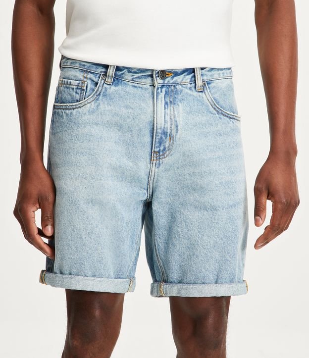 Bermuda Reta Jeans com Pesponto Contrastante e Barra Dobrada Azul Claro 2