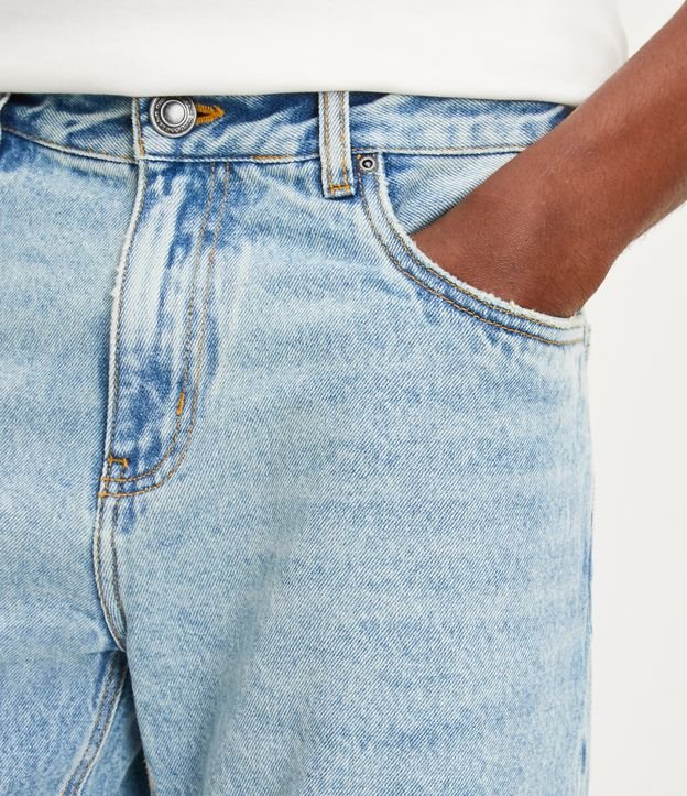 Bermuda Reta Jeans com Pesponto Contrastante e Barra Dobrada Azul Claro 4
