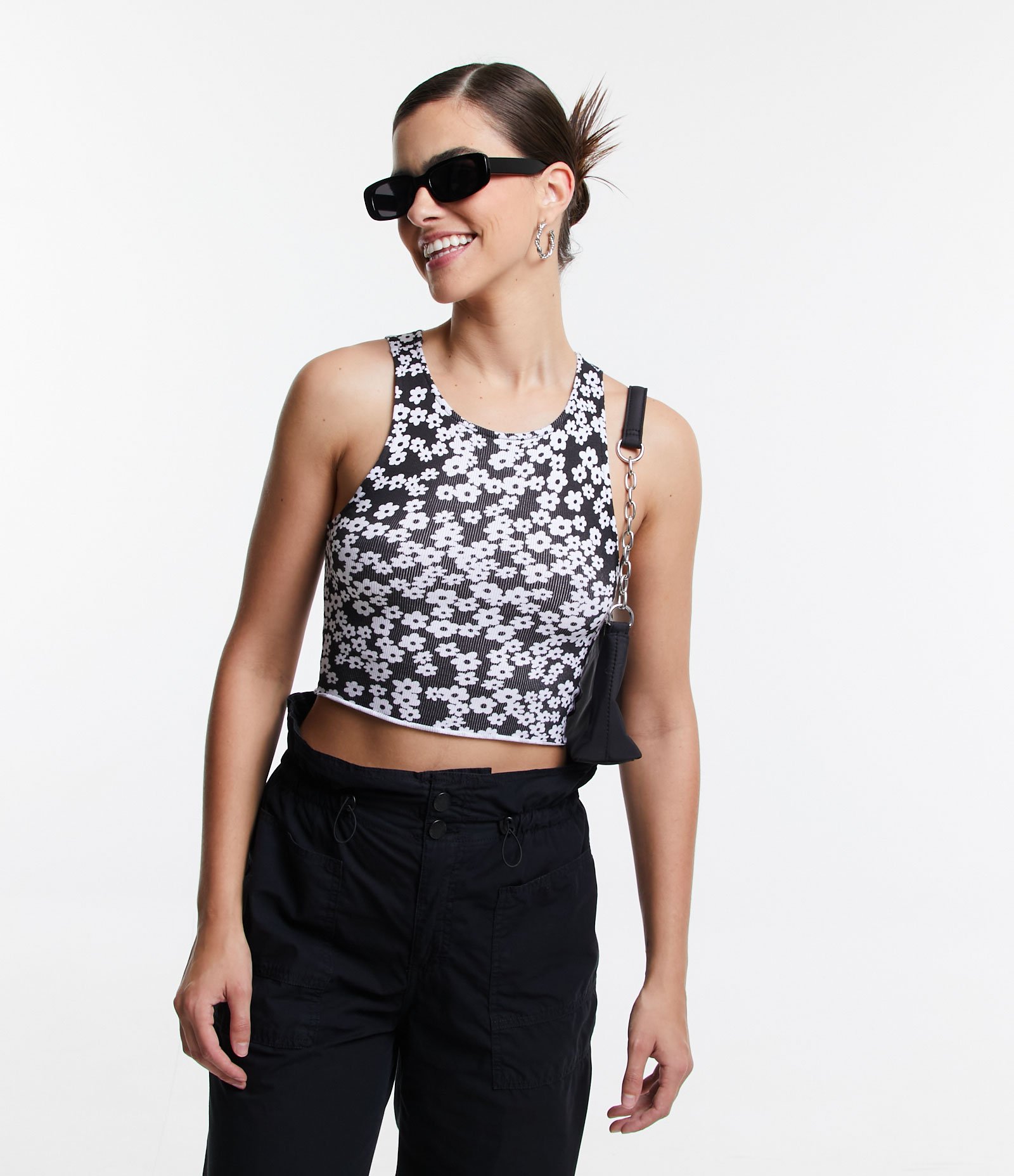 Blusa Regata Cropped em Ribana com Flores Estampadas Preto 1