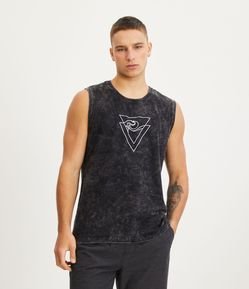 Regata Machão Marmorizada com Estampa de Triângulos e Onda