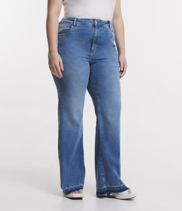 Calça Flare Jeans com Barra Desfeita Curve & Plus Size Azul 2
