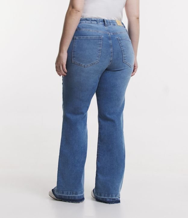 Calça Flare Jeans com Barra Desfeita Curve & Plus Size Azul 4