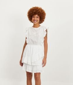 Vestido Curto em Algodão com Babados e Bordado Floral