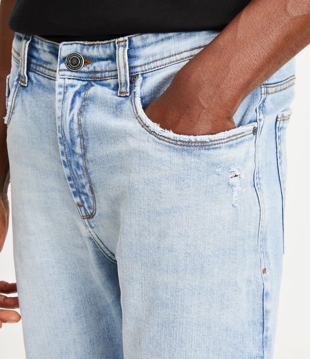 Calça Reta Jeans com Bolsos e Puídos Azul Claro 4