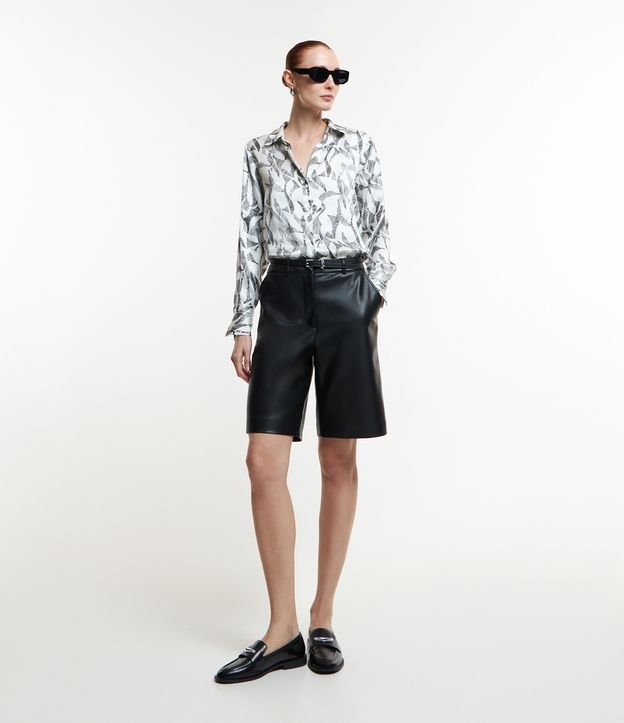 Camisa em Tecido Acetinado com Estampa Abstrata