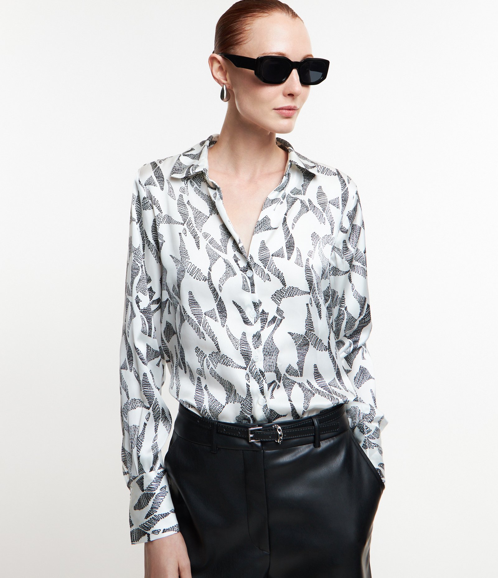 Camisa em Tecido Acetinado com Estampa Abstrata Branco 1