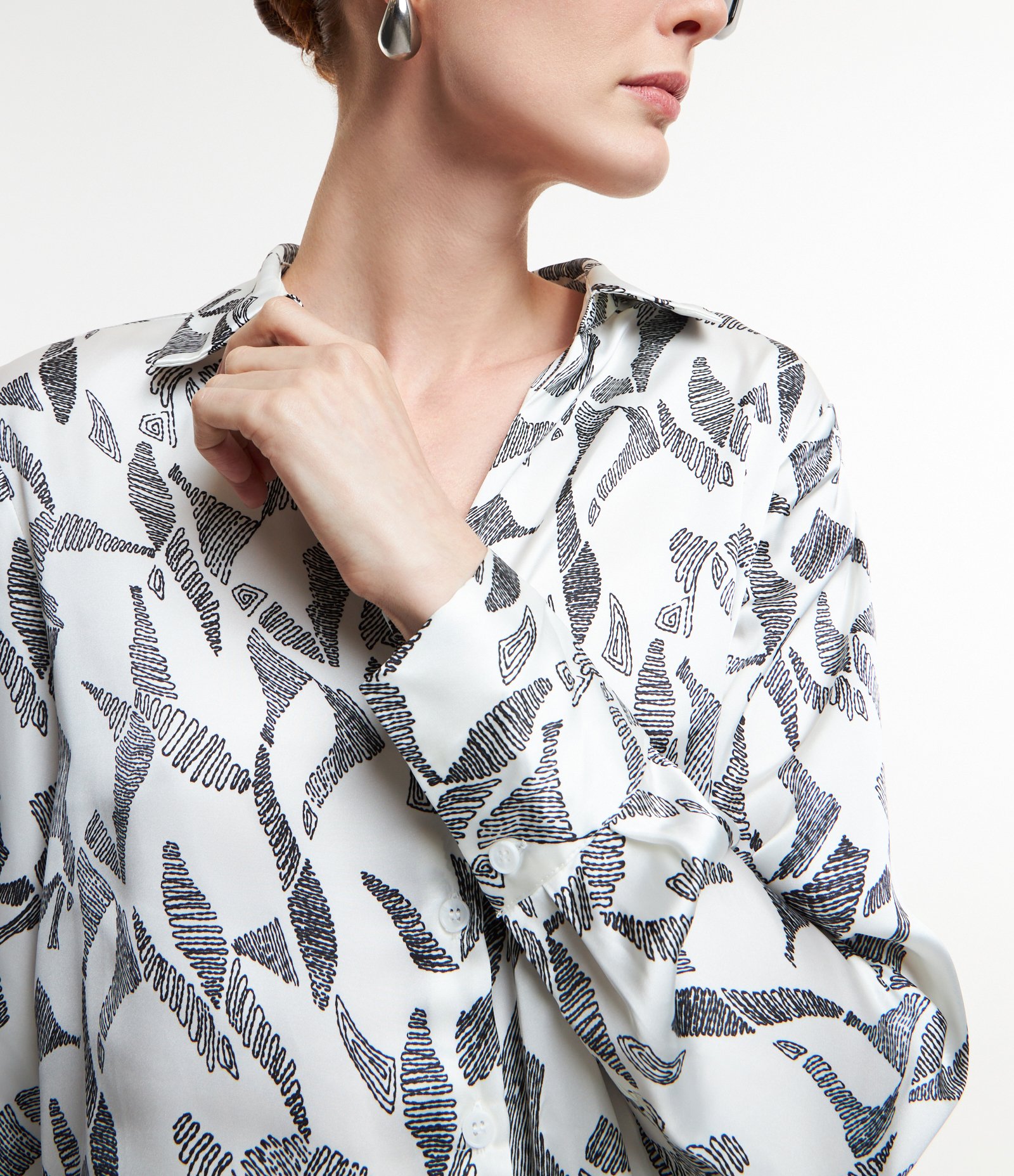 Camisa em Tecido Acetinado com Estampa Abstrata Branco 4