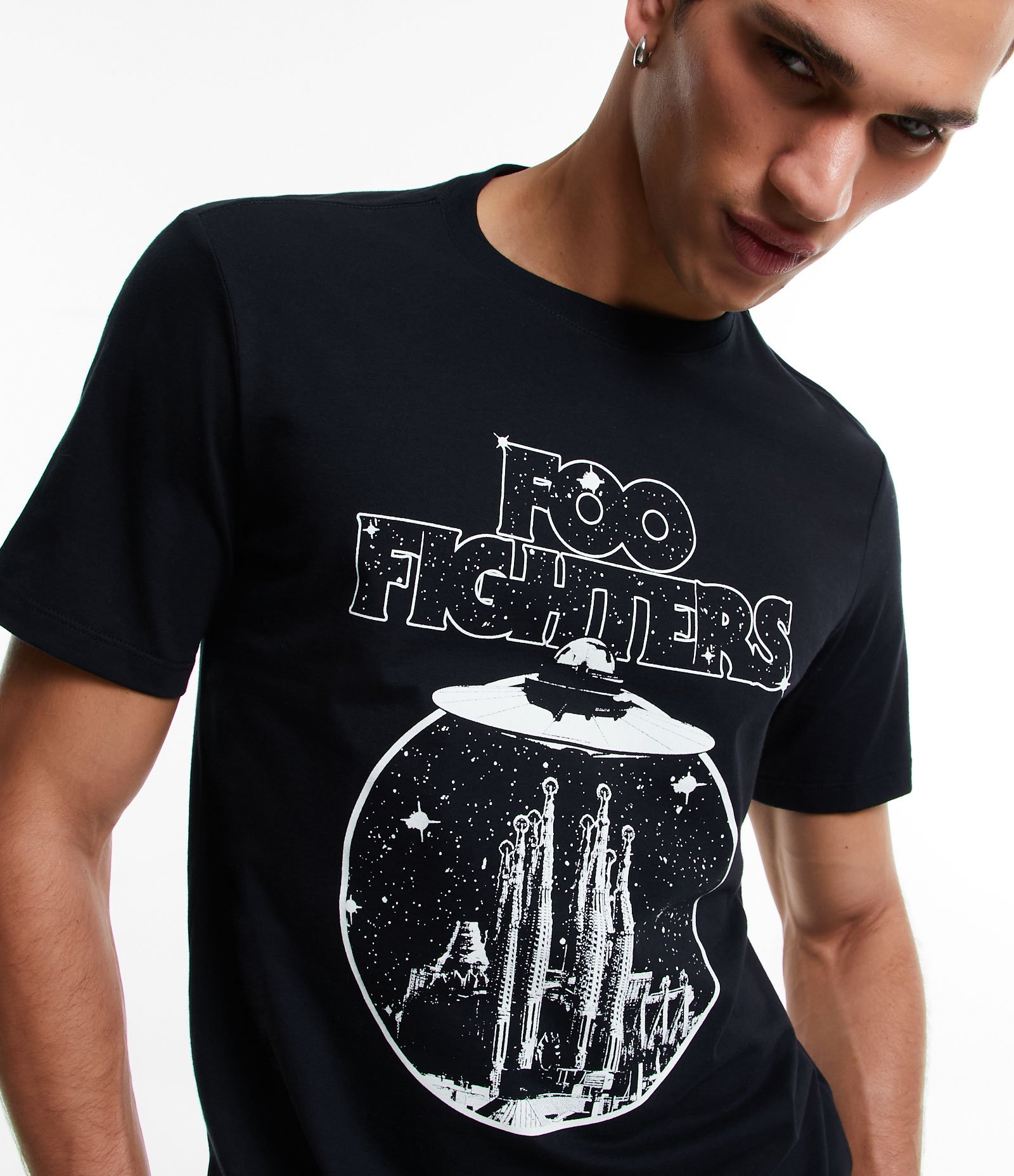 Camiseta Regular com Estampa Foo Fighters Abdução Brilha no Escuro Preto 4
