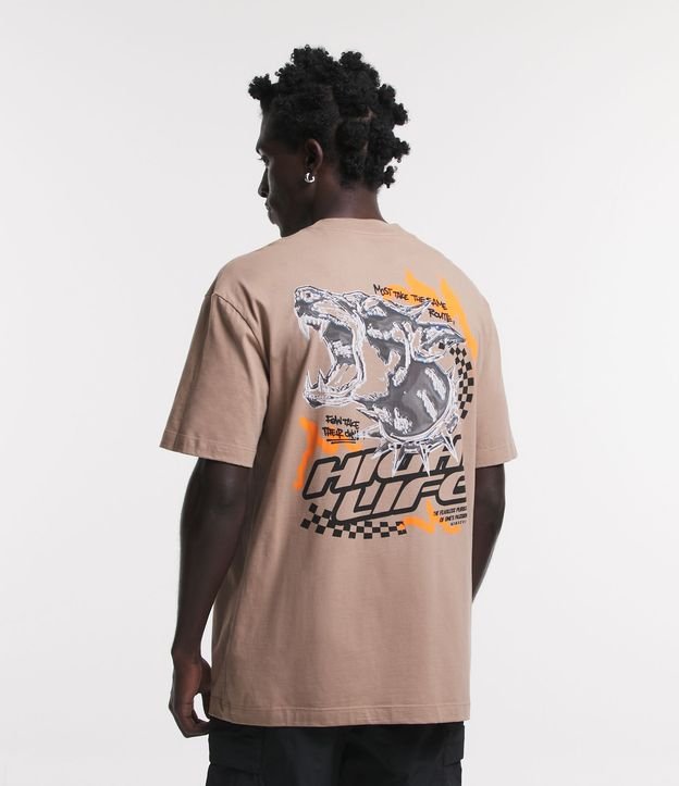 Camiseta Oversized com Estampa High Life e Grafite de Cachorro Marrom 5