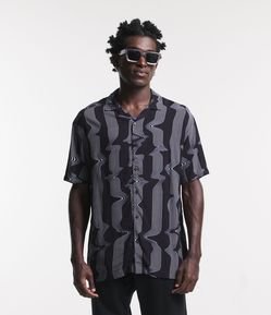 Camisa Relaxed em Meia Malha com Estampa de Listras Onduladas