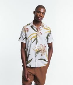 Camisa Regular em Tricoline com Estampa de Folhagem