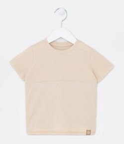 Camiseta Infantil com Recorte Texturizado e Etiqueta Aplicada - Tam 1 a 5 anos