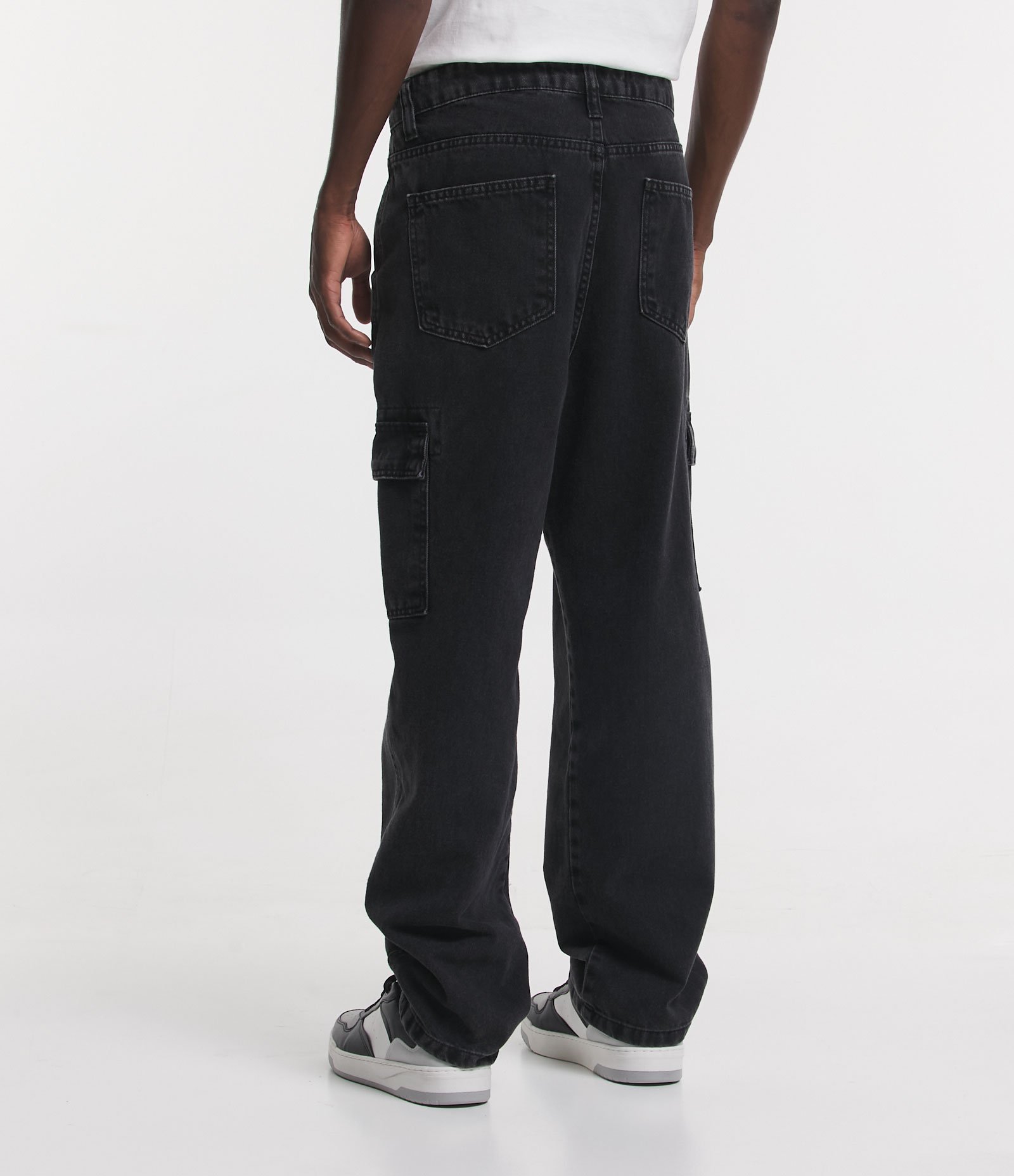 Calça Baggy Jeans com Bolsos Cargo Laterais Preto 3