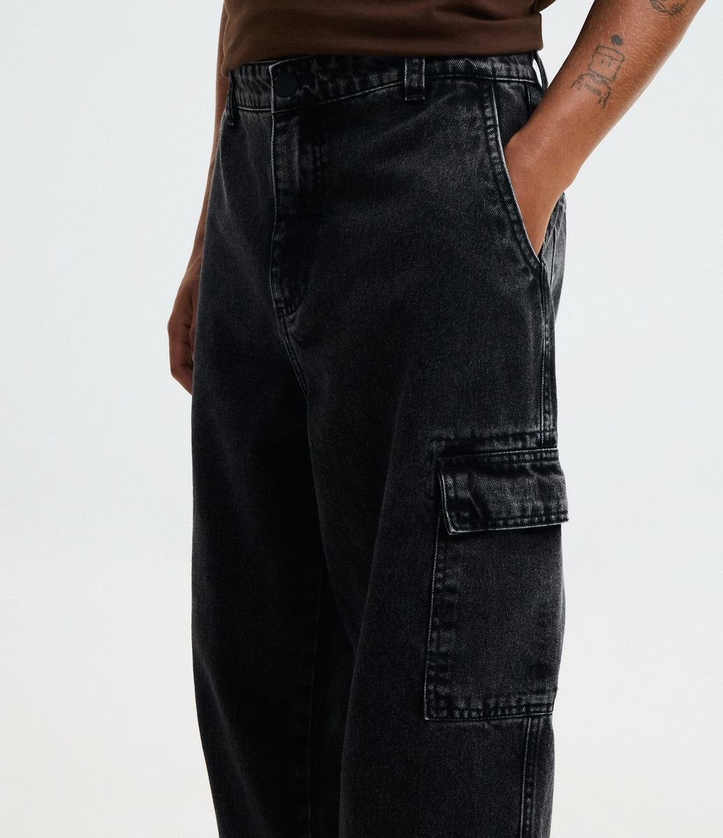 Calça Baggy Jeans com Bolsos Cargo Laterais Preto