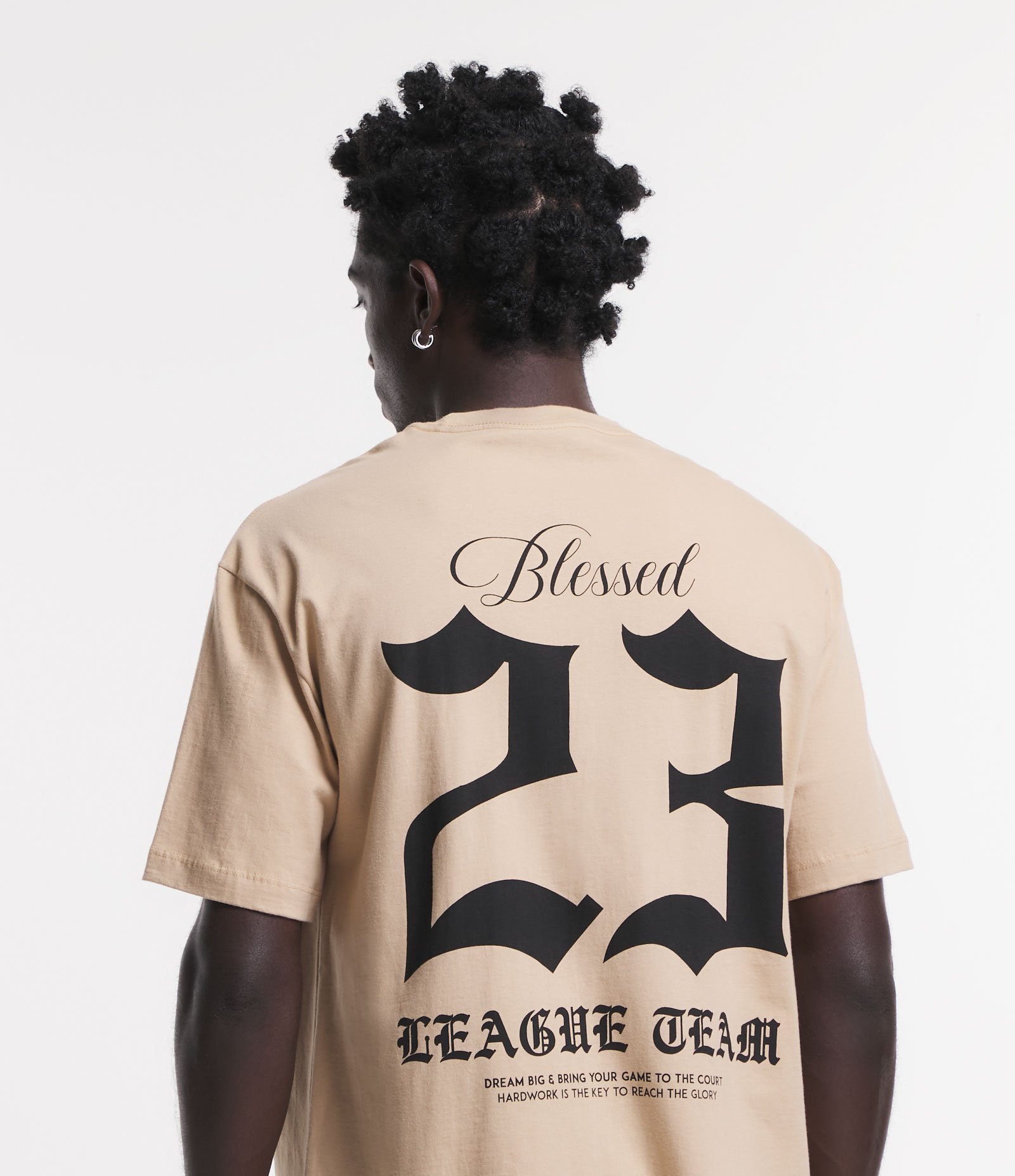 Camiseta Relaxed com Estampa Bola de Basquete e Lettering Marrom Claro 1