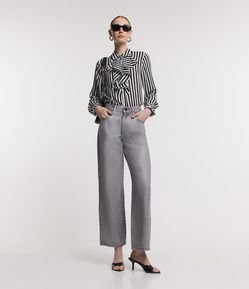 Calça Reta Cintura Alta em Jeans Metalizado com Bolsos