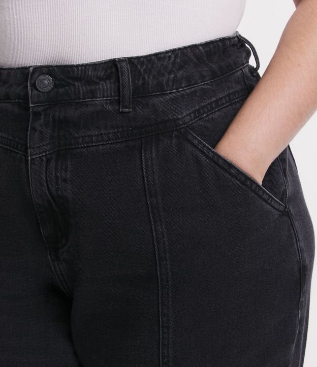Calça Mom Jeans com Bolsos e Recortes Curve & Plus Size Preto 3