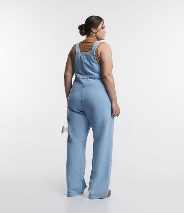 Jardineira Reta em Jeans Delavê com Bolsos Curve & Plus Size Azul 2