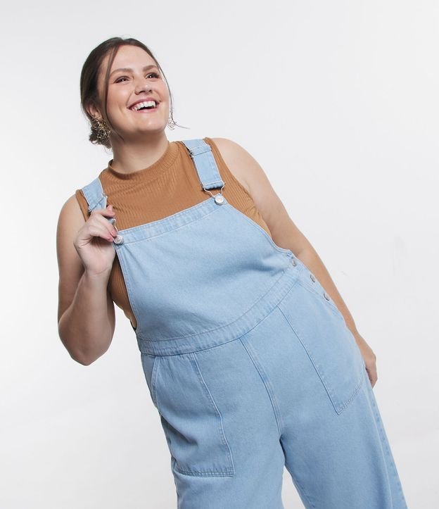 Jardineira Reta em Jeans Delavê com Bolsos Curve & Plus Size Azul 3