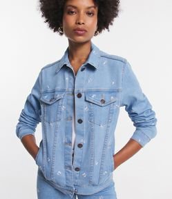 Jaqueta em Jeans com Bolsos e Florezinhas Bordadas