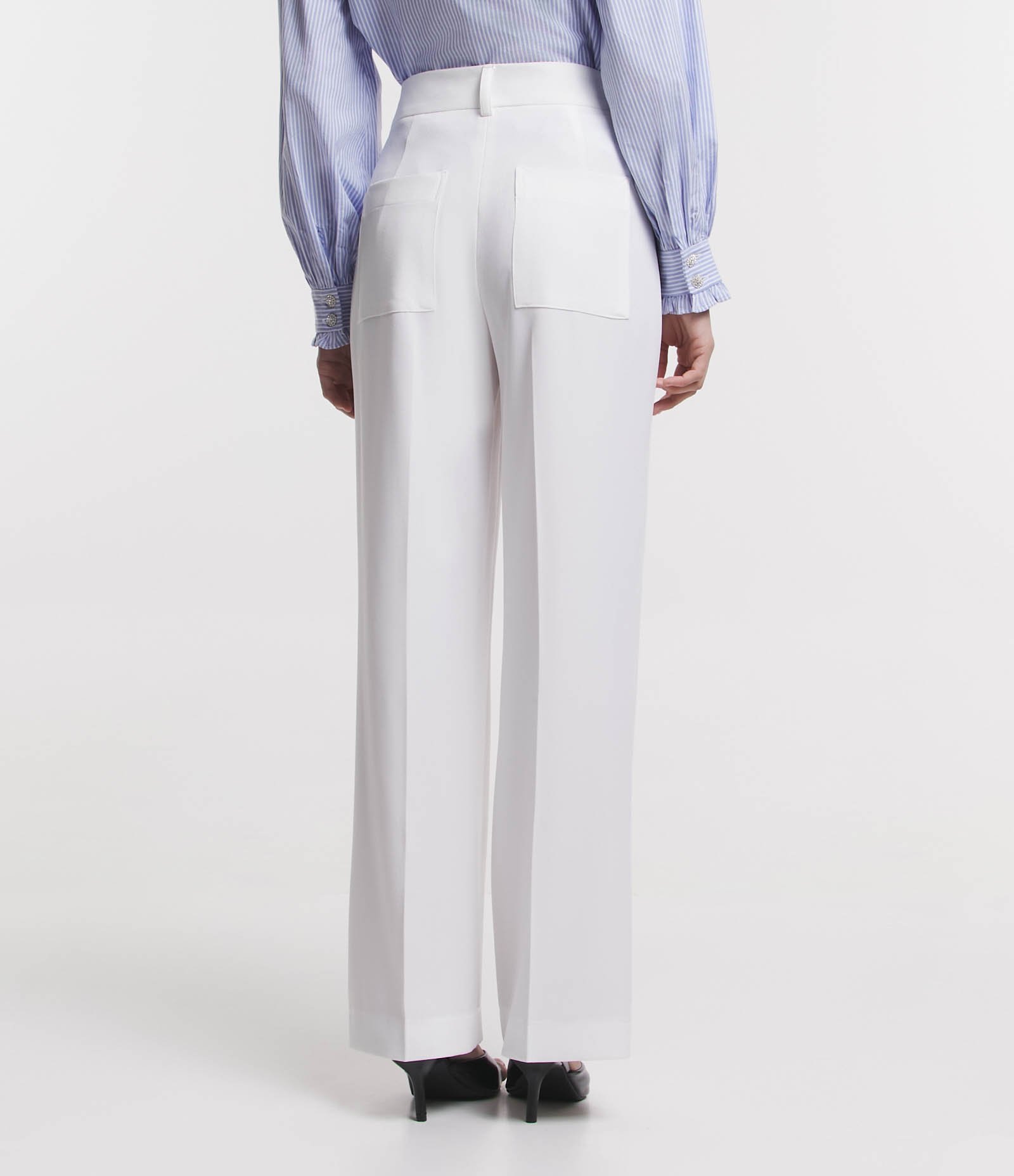 Calça Reta em Crepe com Pingente de Coração Branco 3