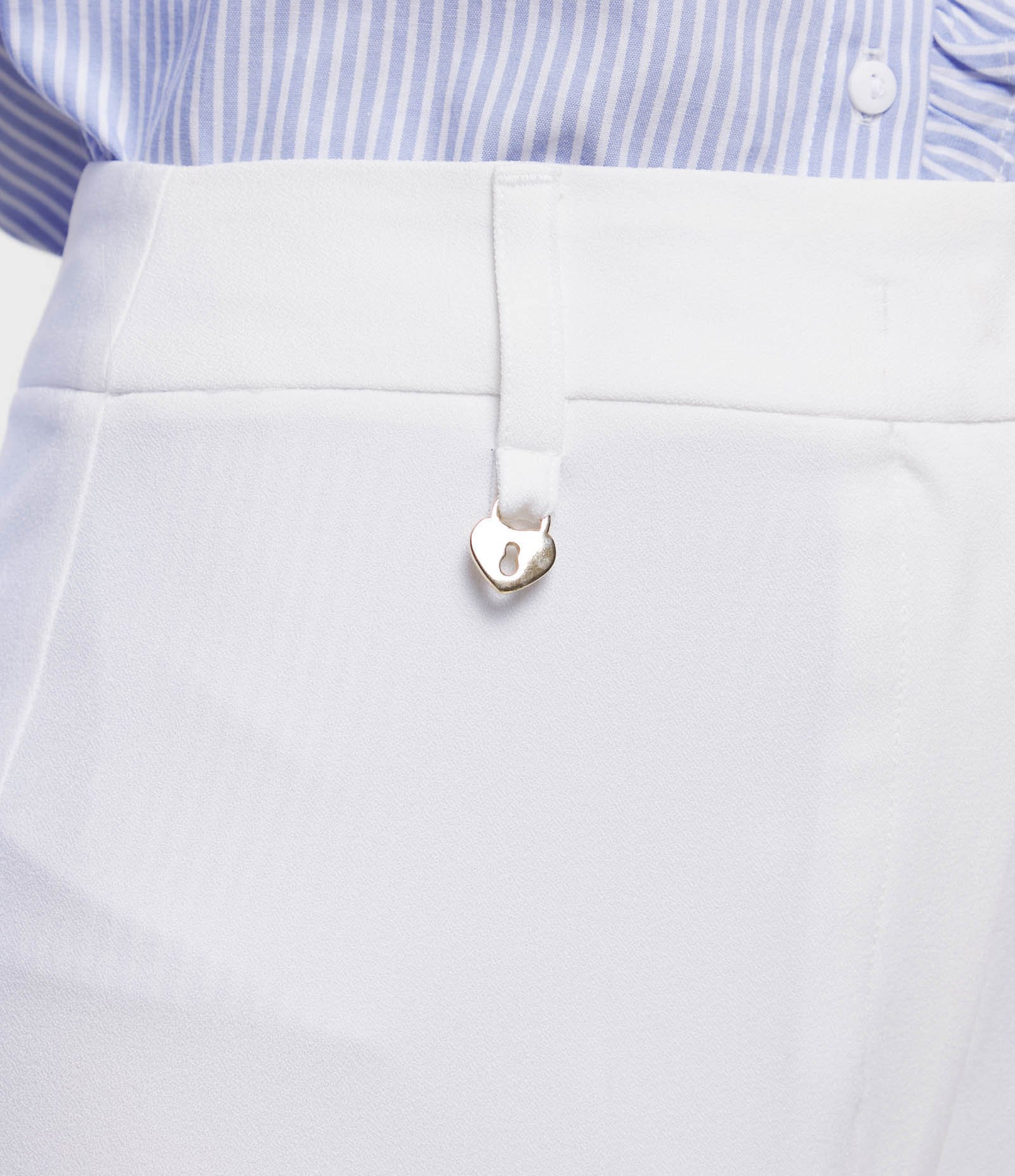 Calça Reta em Crepe com Pingente de Coração Branco 4