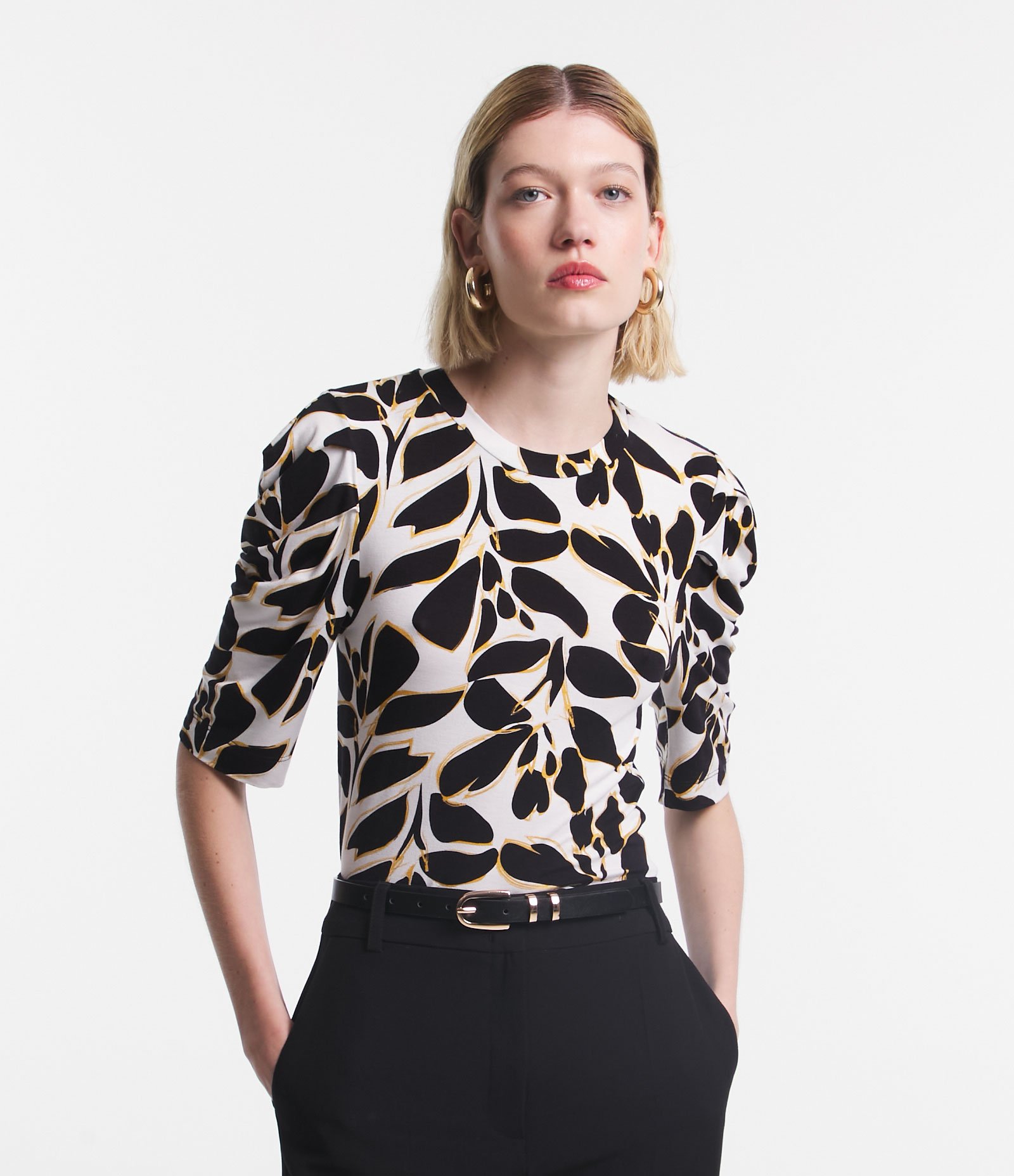 Blusa Manga Bufante em Viscolycra com Folhas Estampadas Preto/Off White/Amarelo 1