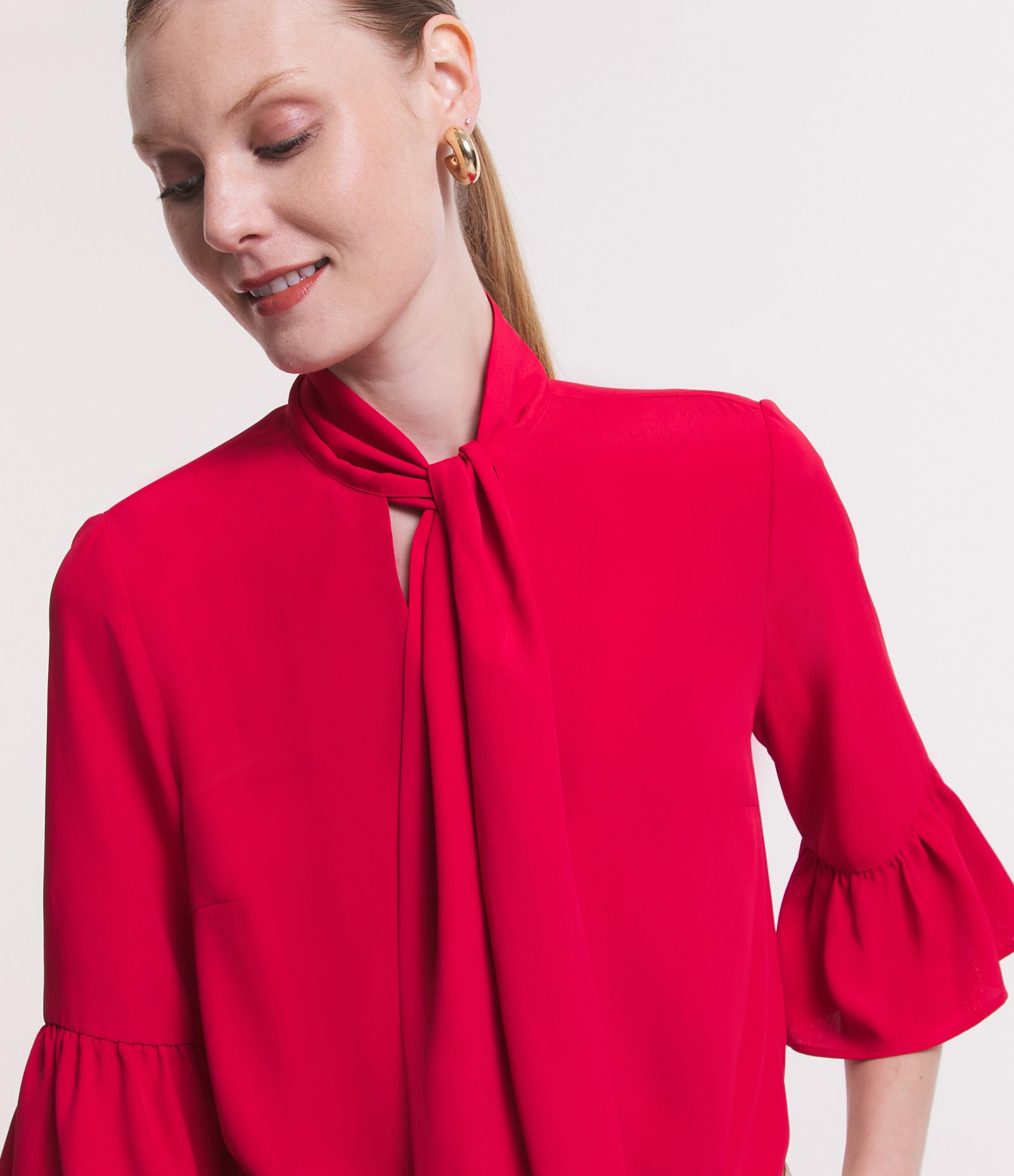 Blusa Manga Curta em Crepe com Laço na Gola Alta Vermelho 5