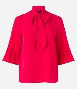 Blusa Manga Curta em Crepe com Laço na Gola Alta
