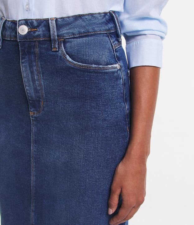Saia Midi Reta em Jeans com Bolsos e Fenda Azul 4
