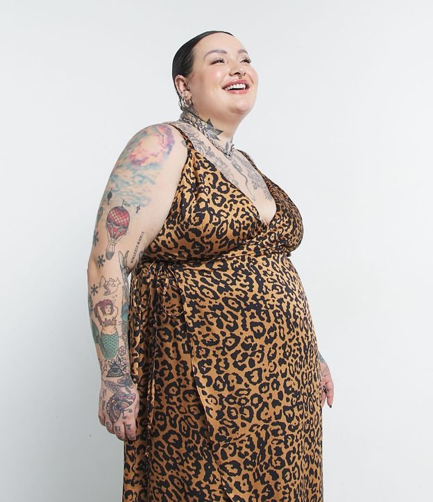 Vestido Midi Acetinado Estampa Animal Print Curve & Plus Size Coleção Jessica Lopes Marrom 3