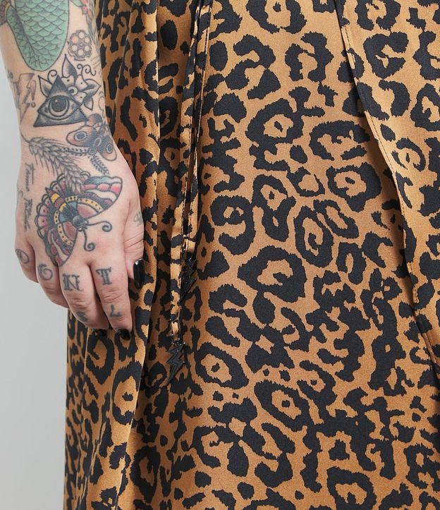 Vestido Midi Acetinado Estampa Animal Print Curve & Plus Size Coleção Jessica Lopes Marrom 4
