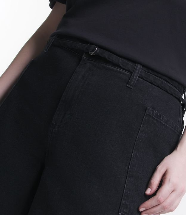 Bermuda Jeans com Cinto Faixa e Bolso Cargo Lateral Curve & Plus Size Preto 4
