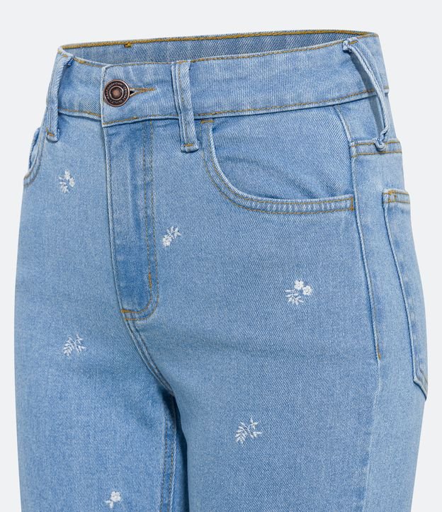 Calça Reta Cintura Média em Jeans Florezinhas Bordadas Azul 6